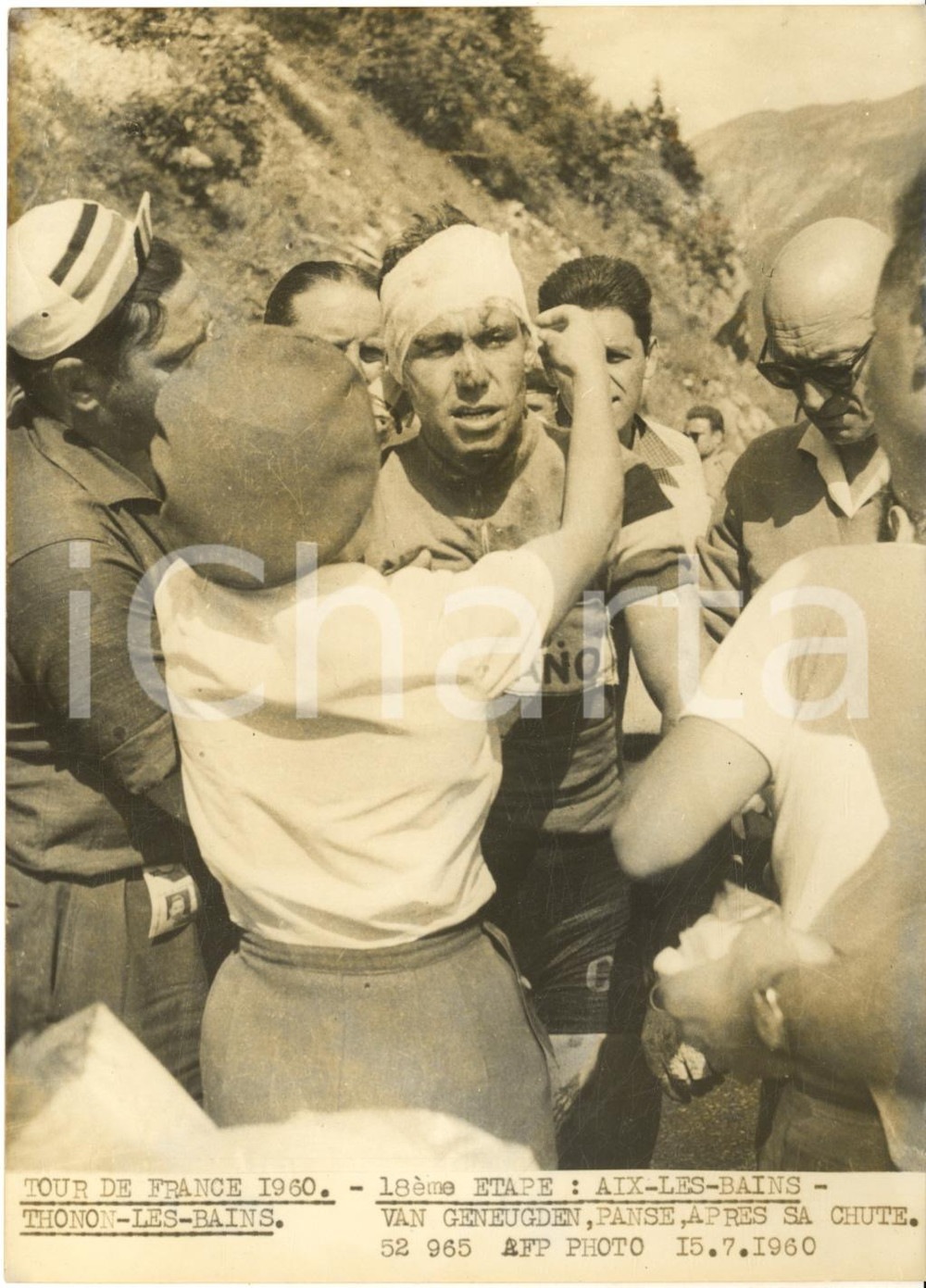 1960 CICLISMO TOUR DE FRANCE AIX-LES-BAINS Martin VAN GENEUGDEN dopo la caduta  Fotografia d'epoca con didascalia coeva.  CONDIZIONI: fair (alone diffuso) FORMATO: 13x18 cm     originale e autentica 1