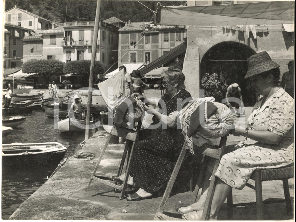 1955 ca COSTUME PORTOFINO Anziane donne lavorano al tombolo - Foto 24x18 cm  Fotografia d'epoca con didascalia coeva.  CONDIZIONI: G (lieve piegatura al lato sinistro) FORMATO: 24x18 cm     originale e autentica 1