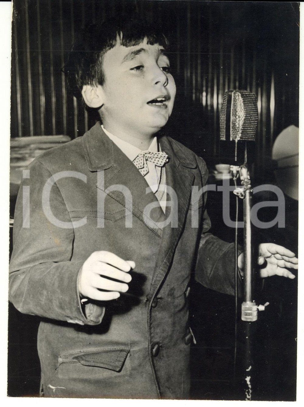 1959 ROMA Elio LO CASCIO Ritratto del giovane cantante *Foto 13x18 cm  Fotografia d'epoca con didascalia coeva al verso.    CONDIZIONI: G FORMATO: 13x18 cm     originale e autentica 1