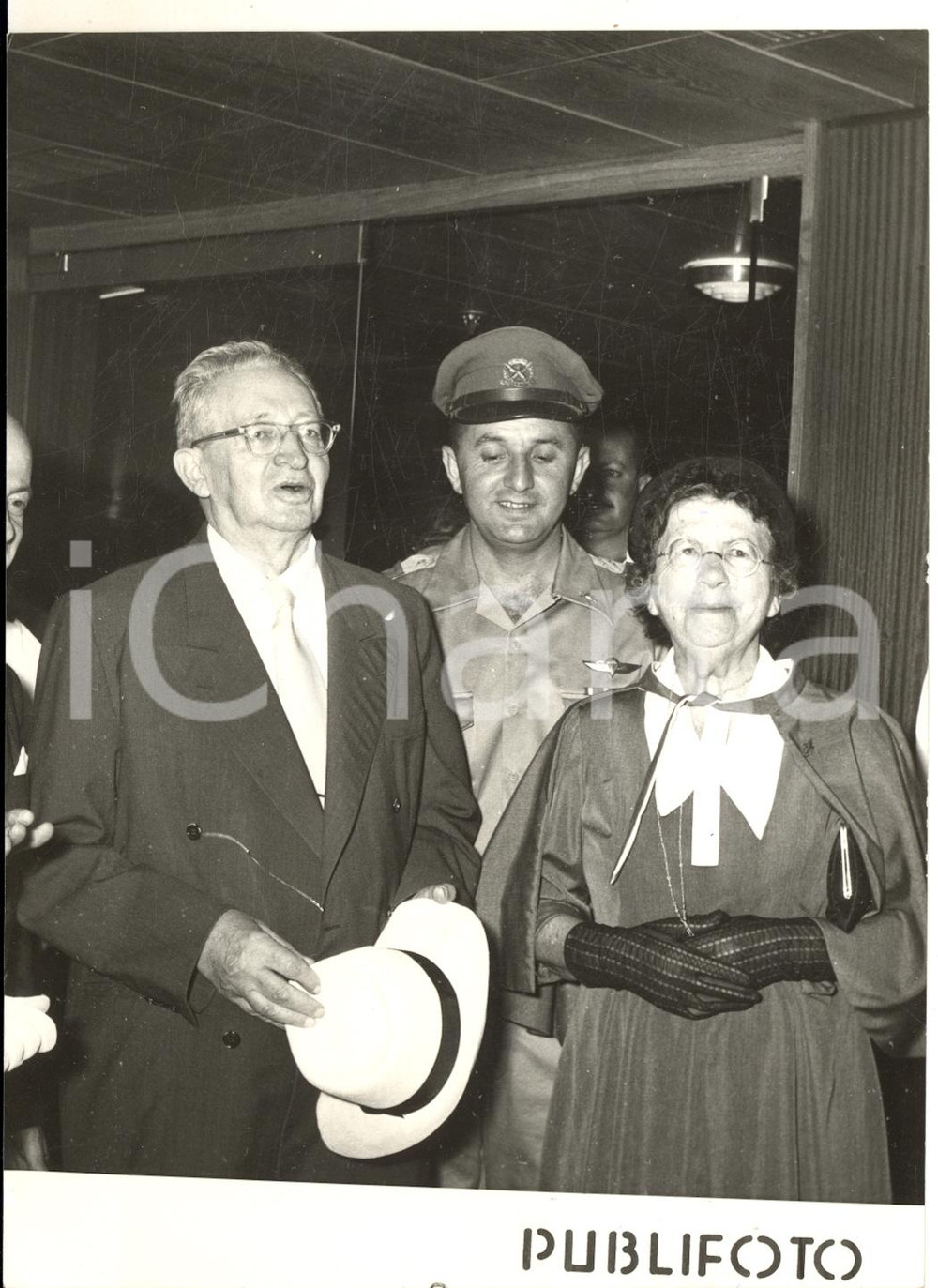 1957 NAPOLI Arrivo Itzhak BEN-ZVI presidente ISRAELE su turbonave HERZL - Foto  Fotografia d'epoca con didascalia coeva al verso.  CONDIZIONI: G  FORMATO: 13x18 cm     originale e autentica 1