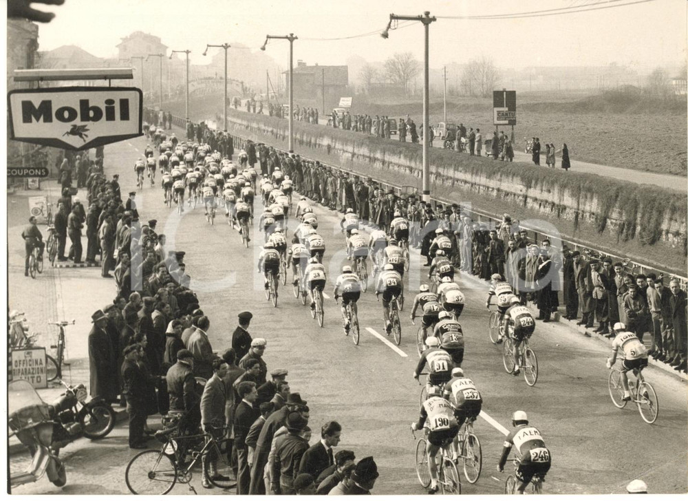 1958 CICLISMO MILANO-SANREMO Il gruppo poco dopo la partenza - Foto 18x13 cm  Fotografia d'epoca con didascalia coeva.  CONDIZIONI: FAIR (piegatura angolare)  FORMATO: 18x13 cm     originale e autentica 1