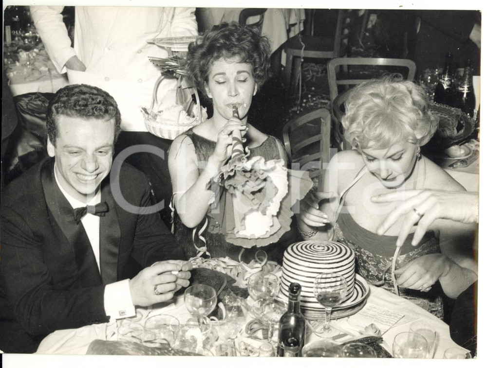 1959 TEATRO LIRICO DI MILANO Johnny DORELLI - Fiorella MARI - Adriana SERRA   Fotografia d'epoca con didascalia coeva al verso.    CONDIZIONI: G FORMATO: 18x13 cm     originale e autentica 1