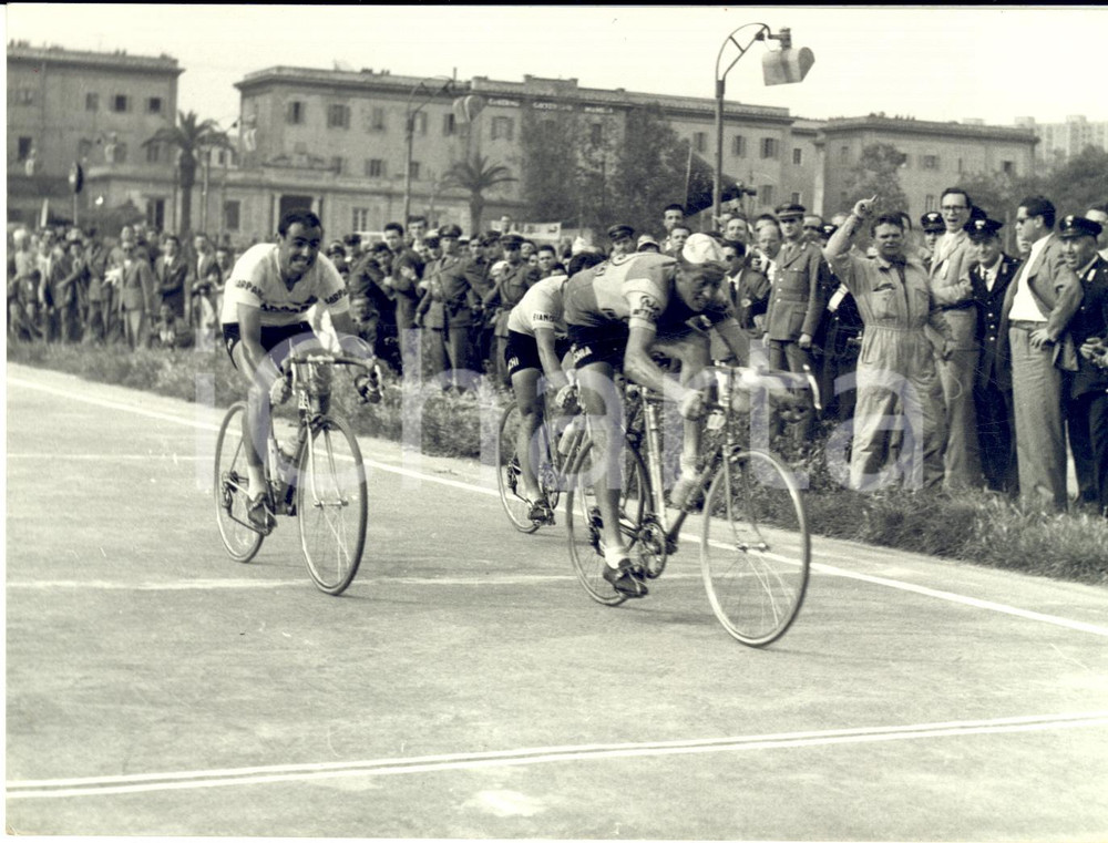 1957 CICLISMO GIRO D'ITALIA NAPOLI Arrivo del vincitore Vito FAVERO *Foto Fotografia d'epoca con didascalia coeva. CONDIZIONI: FAIR (sovraimpressione centrale) FORMATO: 18x13 cm      originale e autentica 1