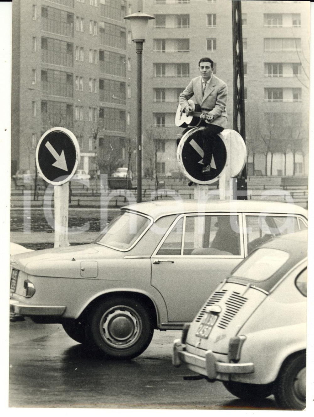 1963 MILANO Vittorio PIERANTONI suona la chitarra su un cartello stradale *Foto