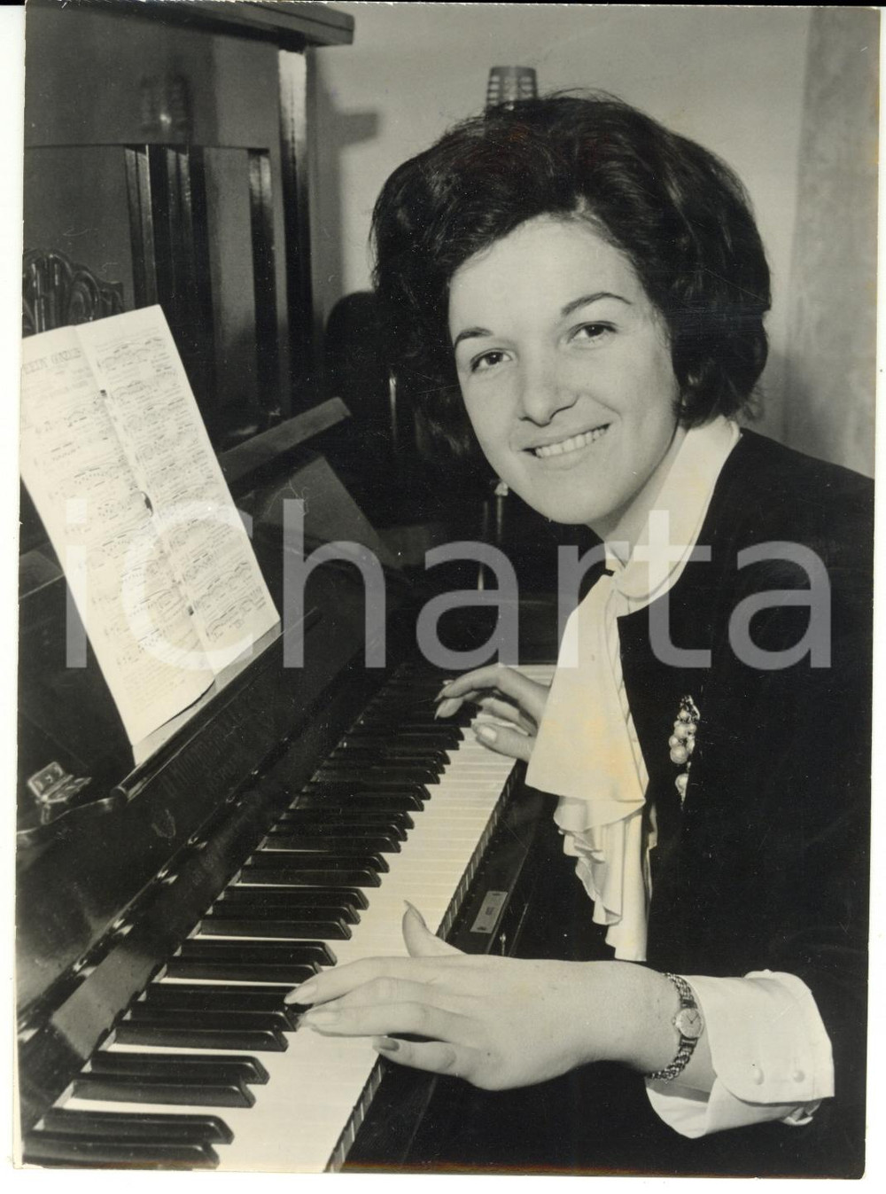 1963 BOLOGNA Cantante Eugenia FOLIGATTI al pianoforte *Foto 13x18 cm  Fotografia d'epoca con didascalia coeva al verso.    CONDIZIONI: G FORMATO: 13x18 cm     originale e autentica 1