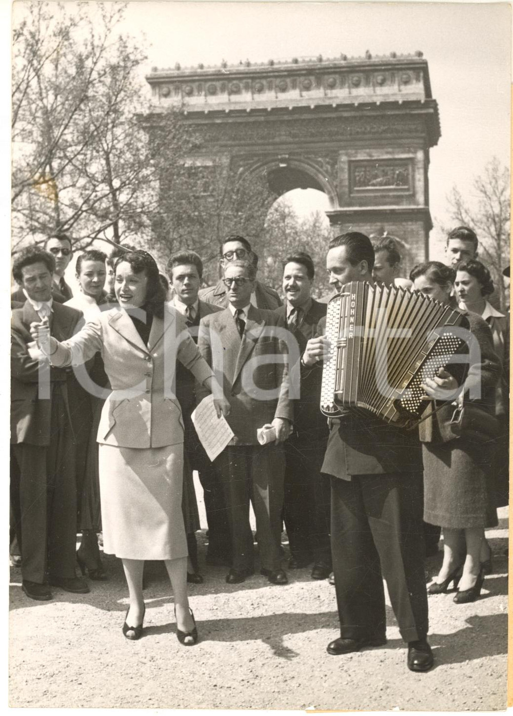 1953 PARIS Ginette LECLERC chante en plein air avec AndrÃ© BEAUVOIS - Photo  Fotografia d'epoca con didascalia coeva.   CONDIZIONI: G (ma lieve sovraimpressione circolare) FORMATO: 13x18 cm     originale e autentica 1
