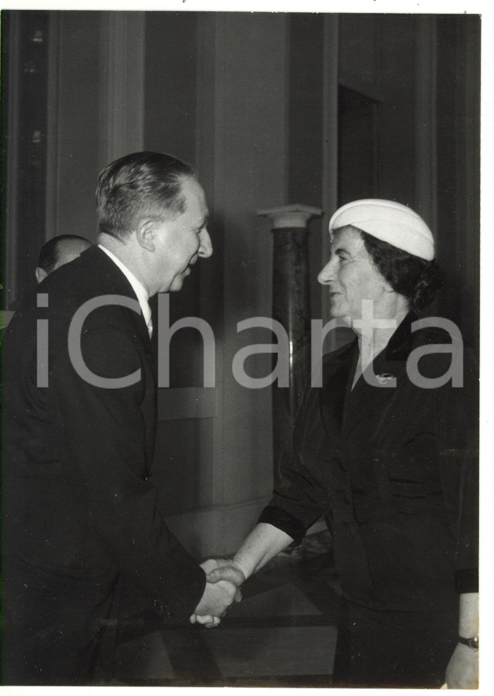 1957 ROMA Ministro israeliano Golda MEIR stringe la mano a Giuseppe PELLA *Foto
