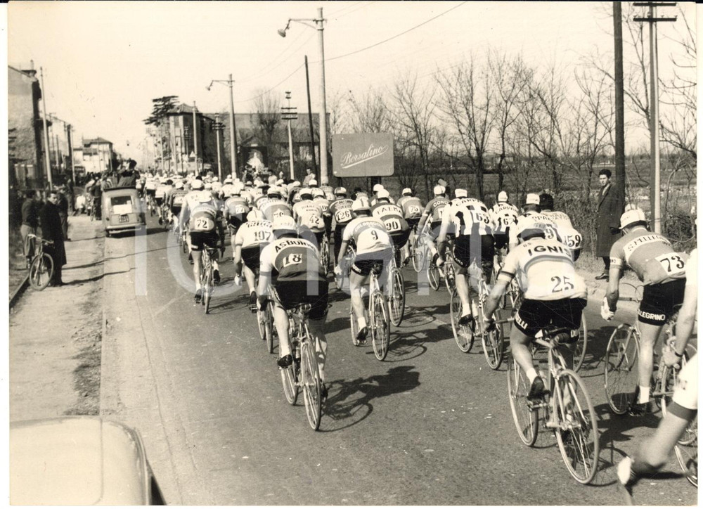 1958 CICLISMO MILANO-SANREMO Passaggio del gruppo nelle campagne *Foto 18x13 cm  Fotografia d'epoca con didascalia coeva.  CONDIZIONI: G FORMATO: 18x13 cm     originale e autentica 1