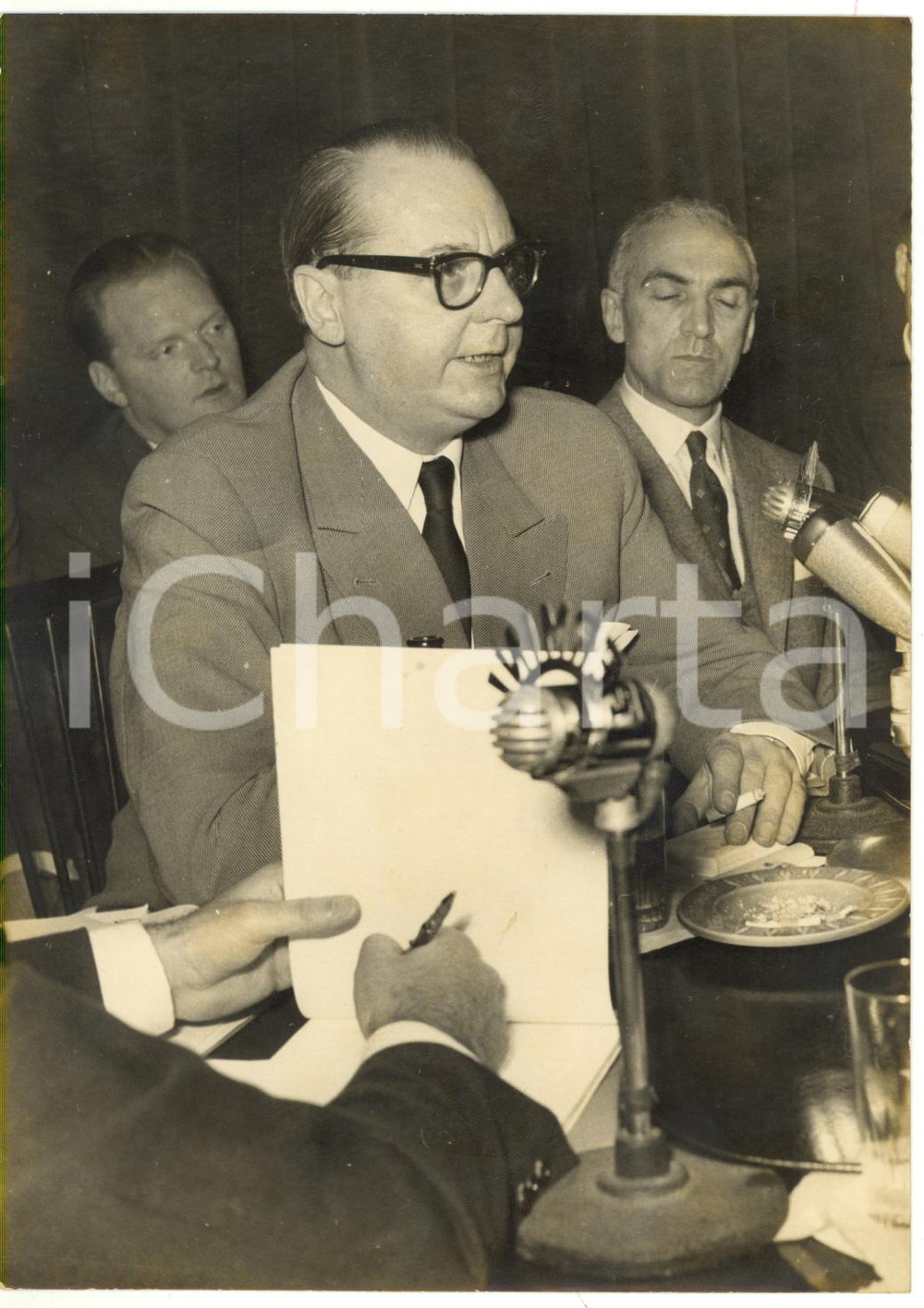 1957 ROMA Heinrich VON BRENTANO rilascia dichiarazioni ai giornalisti *Foto   Fotografia d'epoca con didascalia coeva.  CONDIZIONI: G (ma lieve alone diffuso) FORMATO: 13x18 cm     originale e autentica 1