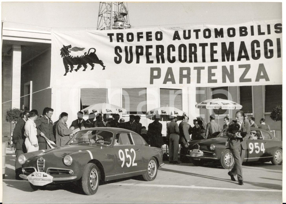 1956 Trofeo SUPERCORTEMAGGIORE -  Auto alla partenza per Sanremo *Foto 18x13 cm Fotografia d'epoca con didascalia coeva.  CONDIZIONI: G  FORMATO: 18x13 cm     originale e autentica 1
