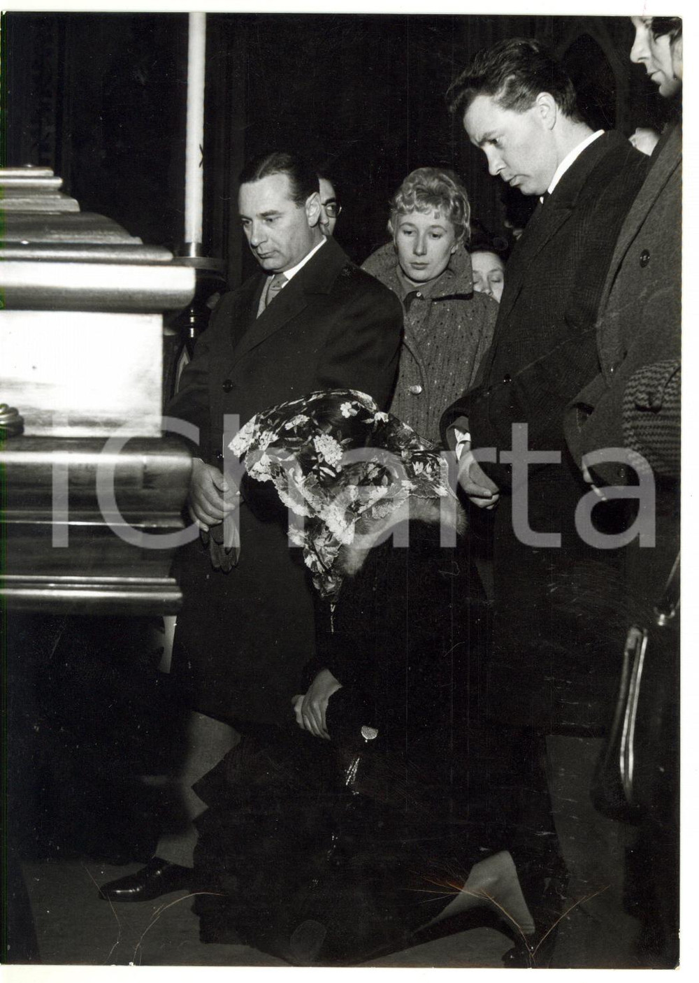 1960 TORINO Arturo TESTA ai funerali di Fred BUSCAGLIONE *Foto 13x18 cm  Fotografia d'epoca con didascalia coeva.  CONDIZIONI: POOR (piegature al margine inferiore) FORMATO: 13x18 cm     originale e autentica 1