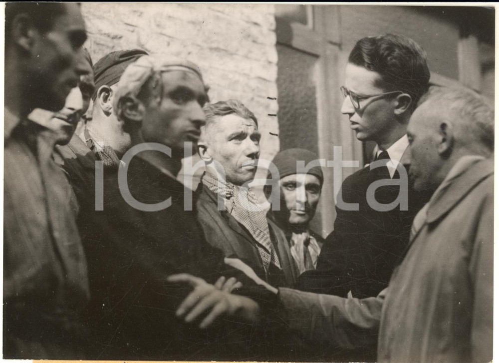 1953 SERAING (BELGIQUE) Roi Baudoin visite les lieux de la catastrophe minière 
