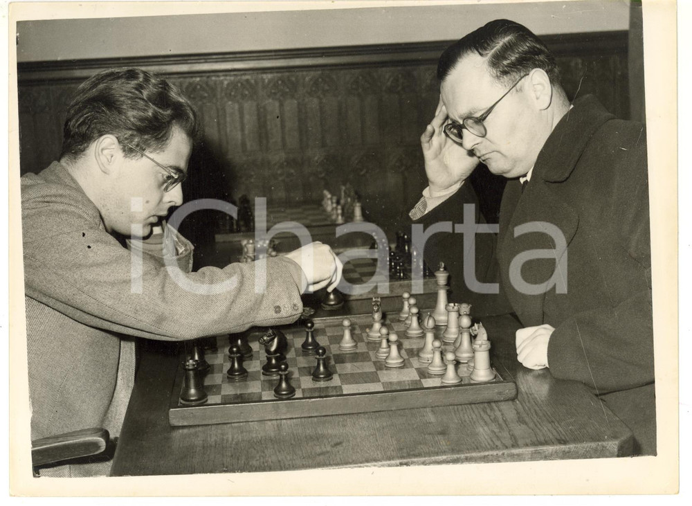 1953 HASTINGS International Chess Congress - Gino FLETZER and P. J. VERHOFF  Fotografia d'epoca con didascalia coeva.  CONDIZIONI: G FORMATO: 20x15 cm     originale e autentica 1