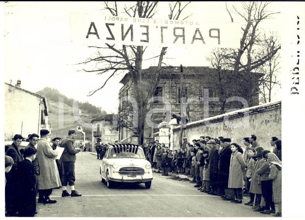 1955 ROCCARASO Raduno autosciatorio NAPOLI-ROCCARASO - Auto al traguardo *Foto  Fotografia d'epoca con didascalia coeva al verso.    CONDIZIONI: G (ma lievi increspature al margine superiore)FORMATO: 18x13 cm     originale e autentica 1