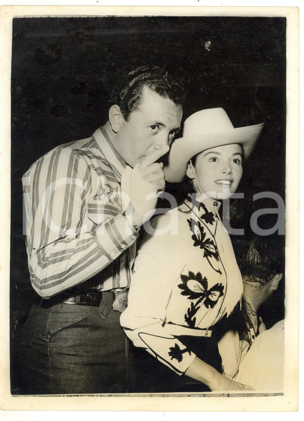 1955 ca HOLLYWOOD Anna Maria PIERANGELI with Vic DAMONE in western style *Foto