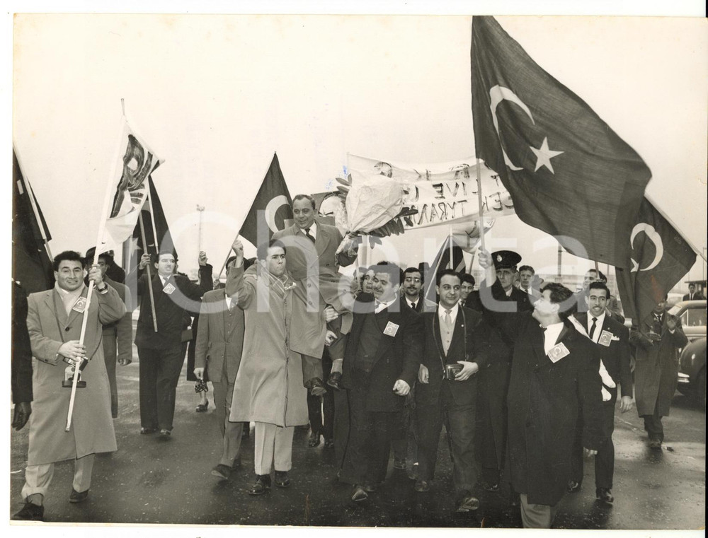 1958 LONDON Fadil KUTCHUK chaired by Turkish Cypriots on his arrival *Foto 20x15