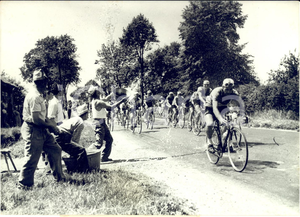 1957 CYCLISME TOUR DE FRANCE Douche pour les coureurs sous le soleil *Photo