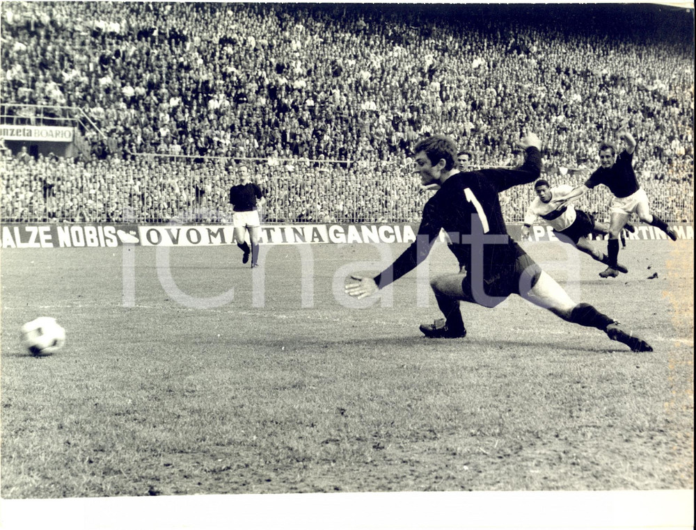1965 CALCIO SERIE A INTER-TORINO 2-2 Goal di Jair da Costa *Foto 24x18 cm