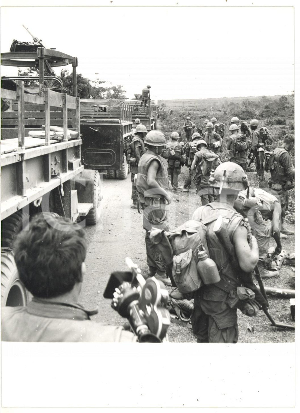 1967 GUERRA DEL VIETNAM Colonna di fanteria americana in marcia *Foto 13x18 cm  Fotografia d'epoca con didascalia coeva.  CONDIZIONI: G (ma lievi macchie al margine inferiore) FORMATO: 13x18 cm     originale e autentica 1