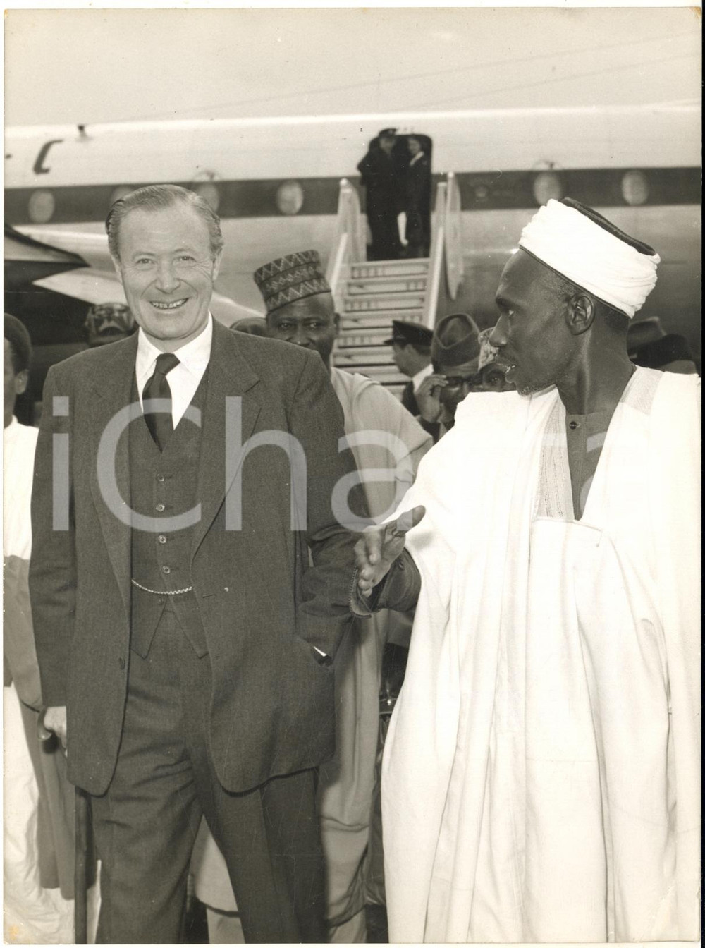 1960 LONDON Duncan SANDYS welcomes Abubakar BALEW from Nigeria *Photo 15x20 cm