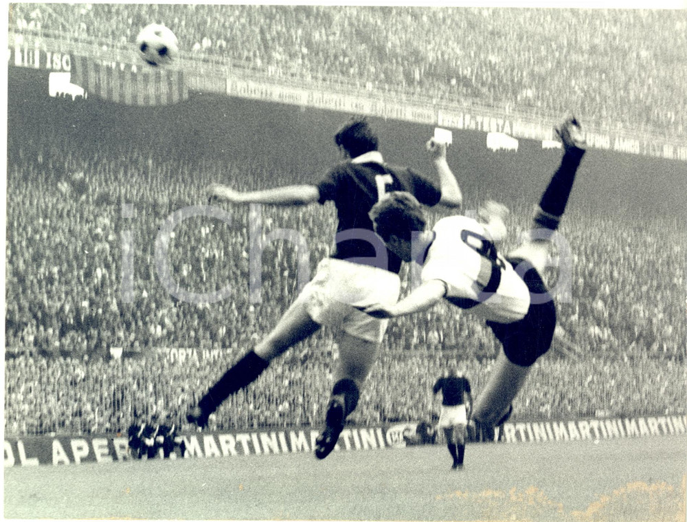 1965 CALCIO INTER-TORINO 2-2 Sandro MAZZOLA contrastato da Roberto ROSATO *Foto