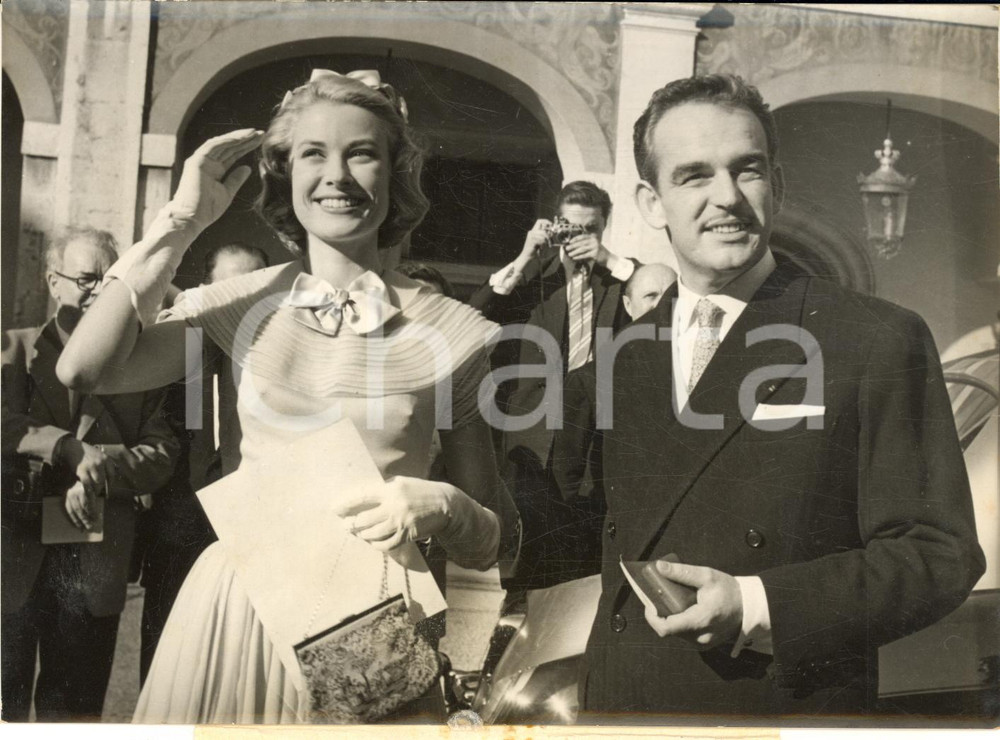 1956 MONACO Principe Ranieri e Grace Kelly alla presentazione dei doni di nozze Fotografia d'epoca con didascalia coeva. CONDIZIONI: GFORMATO: 18x13 cm      originale e autentica 1