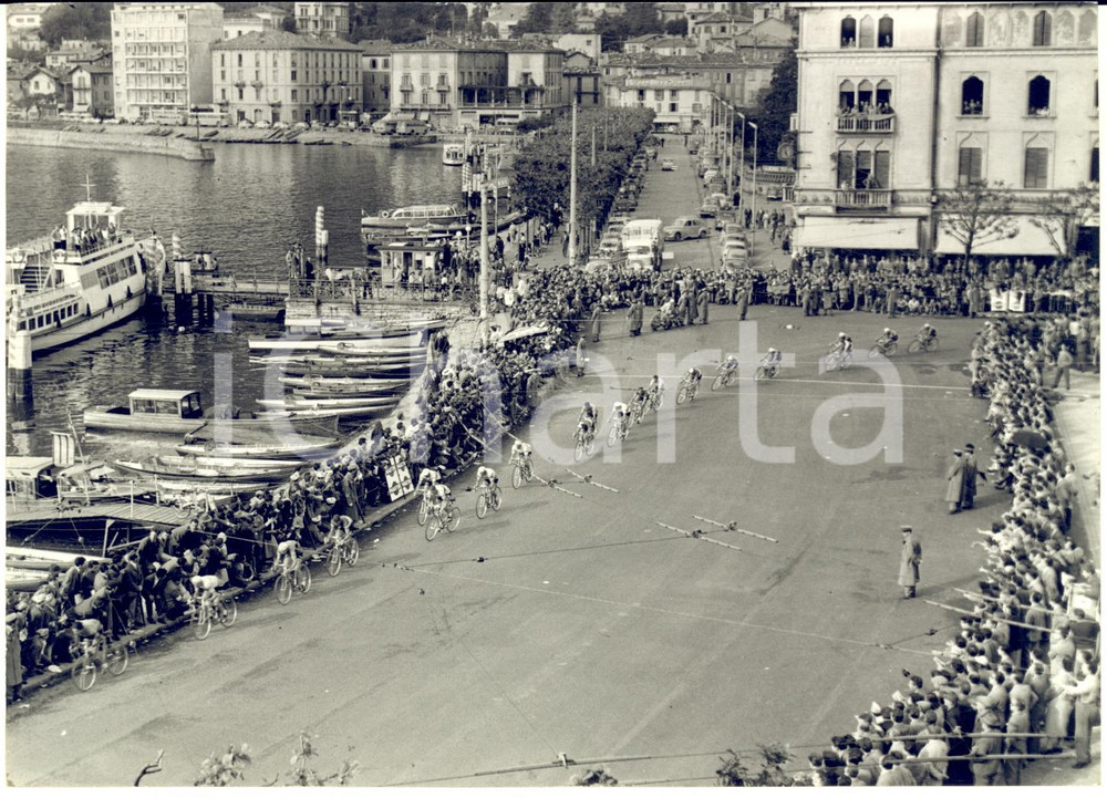 1957 CICLISMO GIRO D'ITALIA COMO Passaggio del gruppo sul lungolago - Foto Fotografia d'epoca con didascalia coeva. CONDIZIONI: G (ma lieve sovraimpressione)FORMATO:  18x13 cm     originale e autentica 1