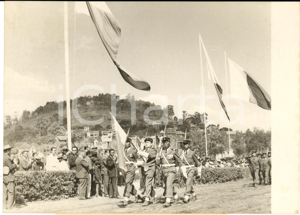 1960 ANTANANARIVO Stadio Mahamasina - Indipendenza MADAGASCAR - Parata militare Fotografia d'epoca con didascalia coeva.  CONDIZIONI: G FORMATO: 18x13 cm     originale e autentica 1