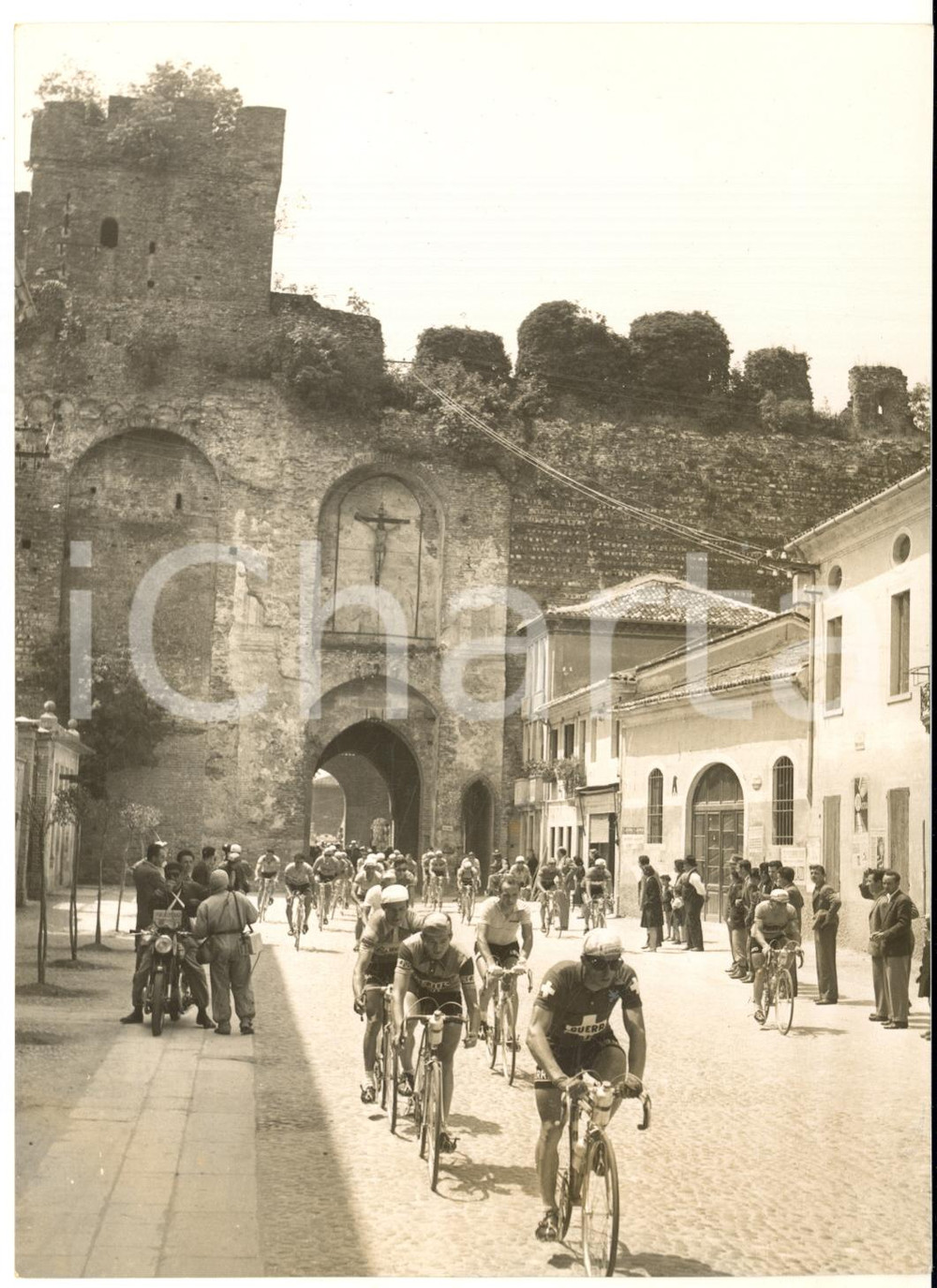 1953 CICLISMO GIRO D'ITALIA VITTORIO VENETO Remo PIANEZZI guida il gruppo - Foto