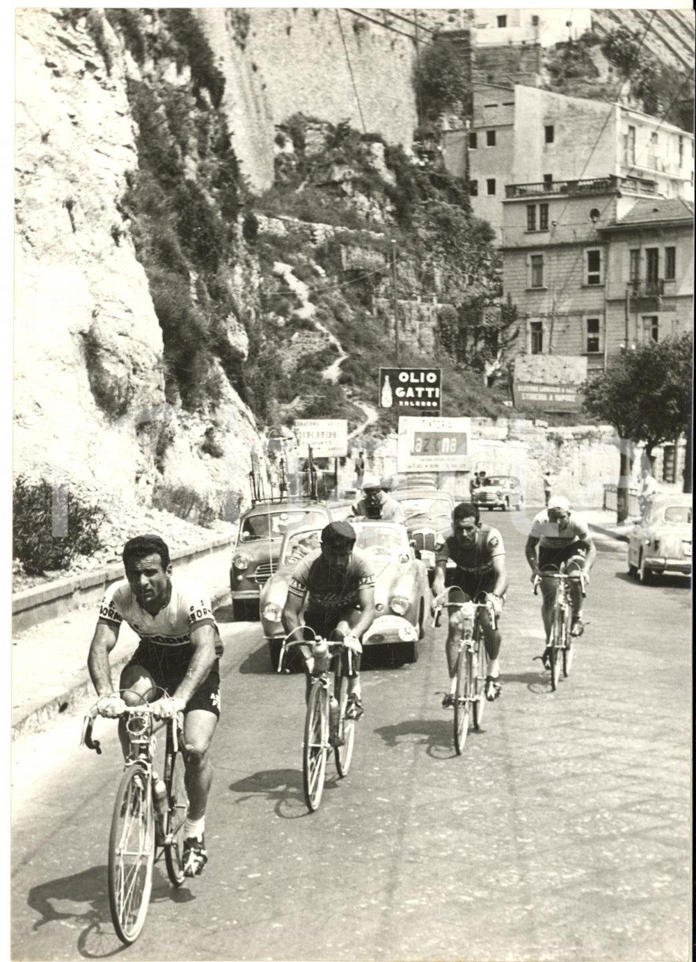 1958 CASERTA Giro Ciclomotoristico - Alfredo SABBADIN Alessandro FANTINI Foto  Fotografia d'epoca con didascalia coeva.Nella fotografia &egrave; presente anche Piet Van Est.  CONDIZIONI: G (ma lieve graffio centrale) FORMATO: 13x18 cm     originale e autentica 1