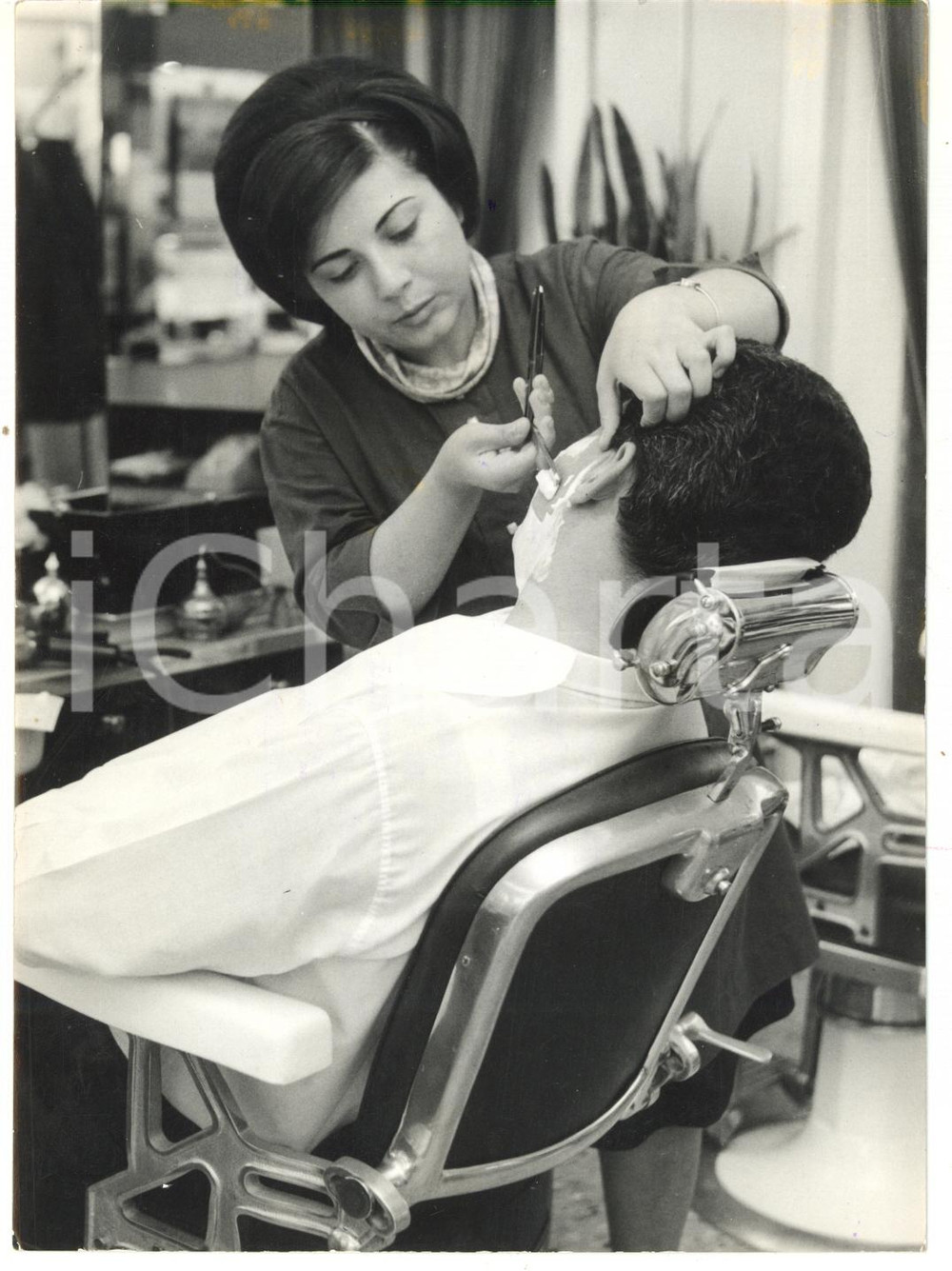 1966 MILANO Franca ZACCO prima donna barbiere della cittÃ  *Foto 13x18 cm  Fotografia d'epoca con didascalia coeva.  CONDIZIONI: G FORMATO: 13x18 cm     originale e autentica 1
