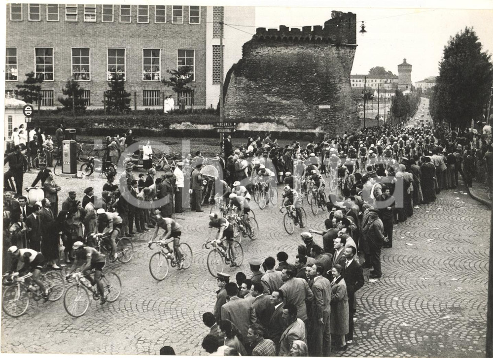 1956 CICLISMO GIRO D'ITALIA 4^ tappa - Il gruppo a LODI - Foto 18x13 cm  Fotografia d'epoca con didascalia coeva al verso.    CONDIZIONI: G FORMATO: 18x13 cm     originale e autentica 1