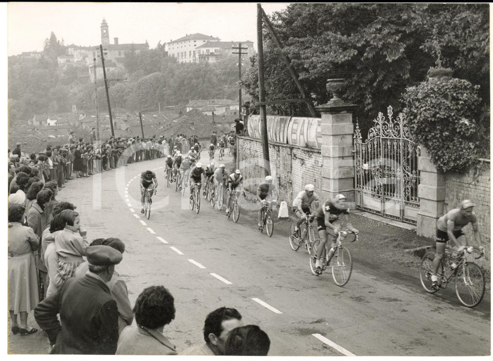 1955 CICLISMO GIRO D'ITALIA STREVI (AL) Passaggio del gruppo - Foto 18x13 cm