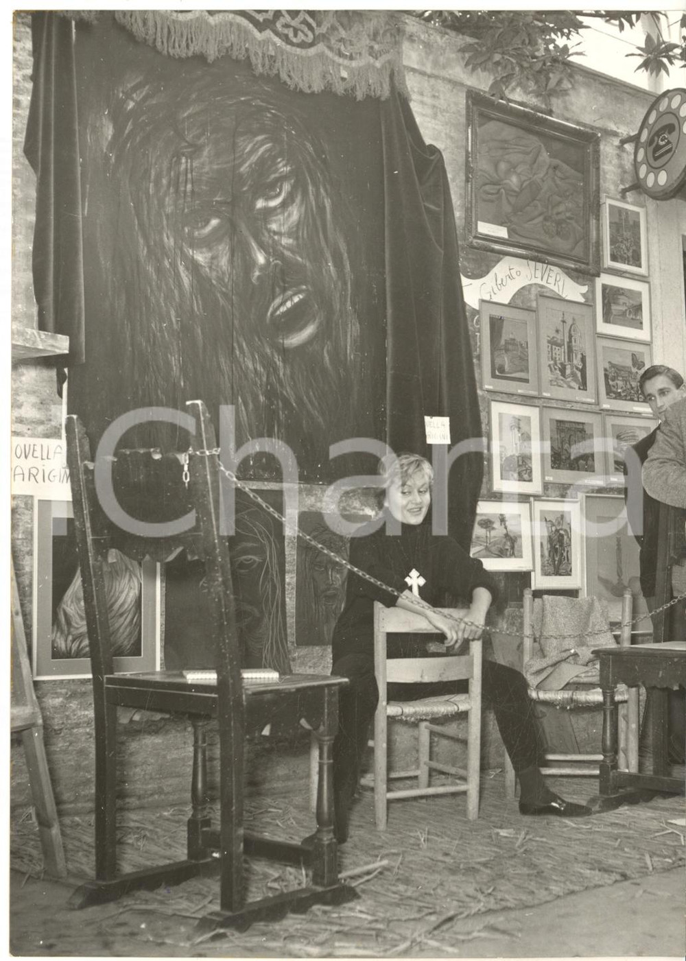 1956 ROMA Via MARGUTTA - Novella PARIGINI alla mostra degli artisti - Foto  Fotografia d'epoca con didascalia coeva.    CONDIZIONI: G FORMATO: 13x18 cm     originale e autentica 1