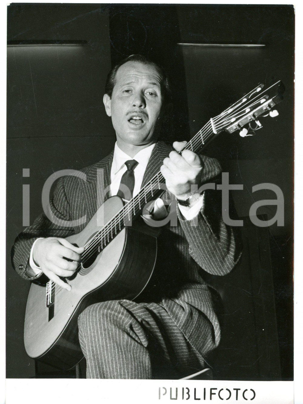1955 ca MILANO Ritratto di Roberto MUROLO con la chitarra *Foto 13x18 cm Fotografia d'epoca con didascalia coeva al verso. CONDIZIONI: POOR (piegature al margine inferiore e all'angolo superiore sinistro)FORMATO: 13x18 cm     originale e autentica 1