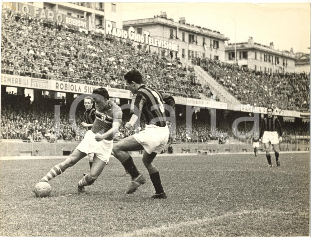 1953 CALCIO SERIE A SAMPDORIA-MILAN Clemente GOTTI in azione *Foto 24x18 cm Fotografia d'epoca con didascalia coeva.  CONDIZIONI: G (ma piegatura al margine superiore)FORMATO: 24x18 cm     originale e autentica 1