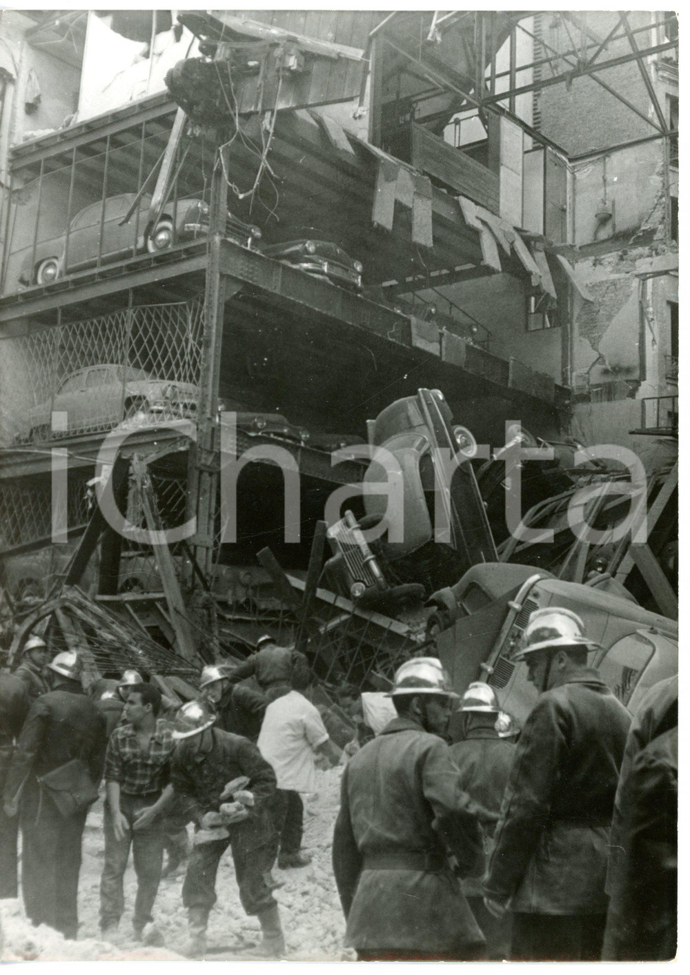 1958 PARIS Rue D'OSLO Garage distrutto da un incendio - Pompieri tra le macerie Fotografia d'epoca con didascalia coeva al verso. CONDIZIONI: FAIR (piegatura all'angolo inferiore sinistro)FORMATO: 21x15 cm     originale e autentica 1