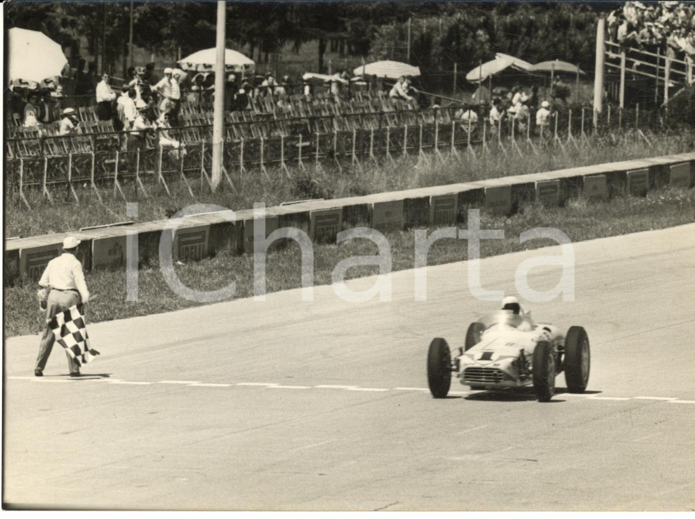 1958 AUTOMOBILISMO MONZA 500 MIGLIA Arrivo di Jimmy BRYAN - Foto 18x13 cm  Fotografia d'epoca con didascalia coeva al verso.   CONDIZIONI: G (ma lieve sovraimpressione) FORMATO: 18x13 cm     originale e autentica 1