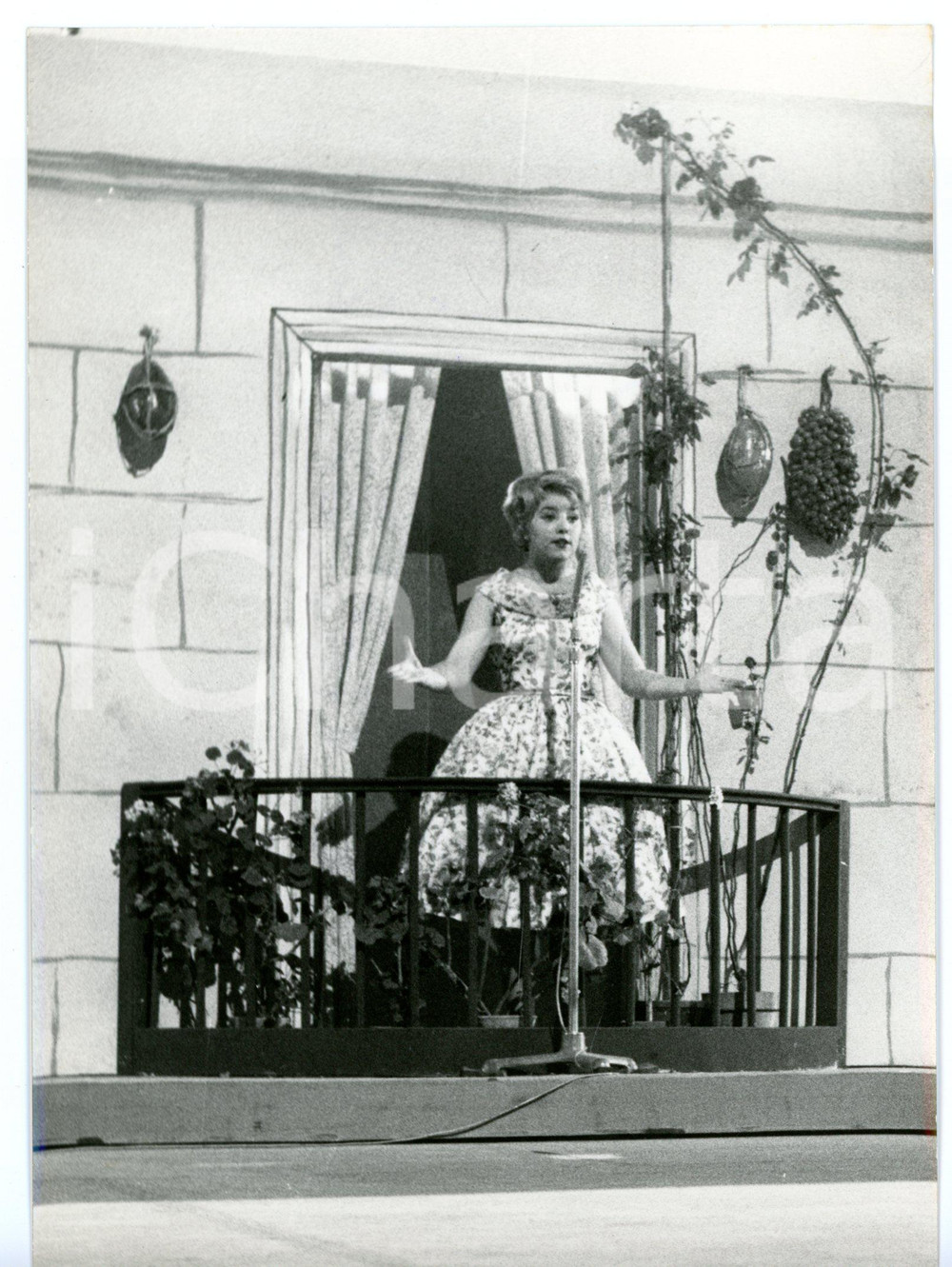 1959 FESTIVAL DI NAPOLI Wilma DE ANGELIS canta Cerasella *Foto 13x18 cm Fotografia d'epoca con didascalia coeva al verso. CONDIZIONI: FAIR (bassa qualit&agrave; di stampa)FORMATO: 13x18 cm     originale e autentica 1