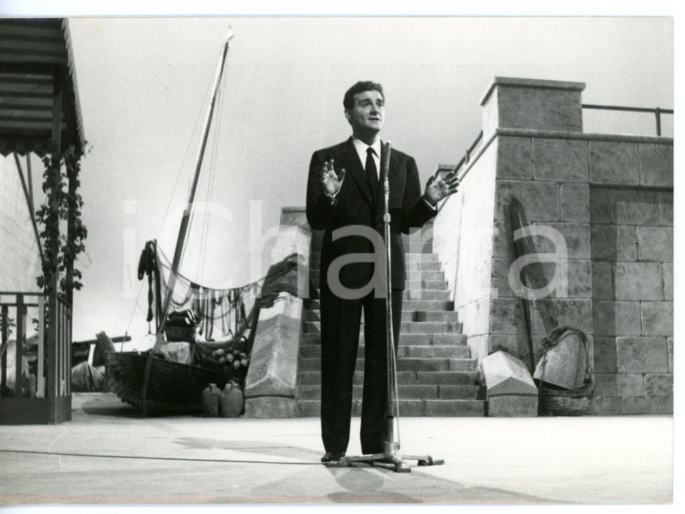 1959 FESTIVAL DI NAPOLI Teddy RENO canta Scurdammoce 'e cose d' 'o munno *Foto Fotografia d'epoca con didascalia coeva al verso. CONDIZIONI: GFORMATO: 18x13 cm     originale e autentica 1