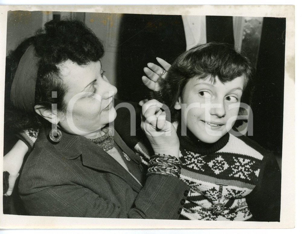 1953 LONDON Prodigy conductor Giannella DE MARCO with her mother *Foto 20x15 cm Fotografia d'epoca con didascalia coeva al verso. CONDIZIONI: FAIR (macchie al margine superiore e al verso)FORMATO: 20x15 cm     originale e autentica 1