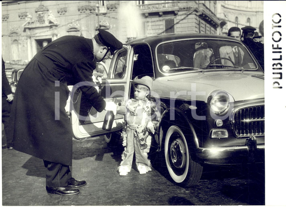 1955 ca NAPOLI Befana del Vigile - Bambino vestito da cow-boy *Foto 18x13 Fotografia d'epoca con didascalia coeva. CONDIZIONI: FAIR (graffi superficiali)FORMATO: 18x13 cm      originale e autentica 1