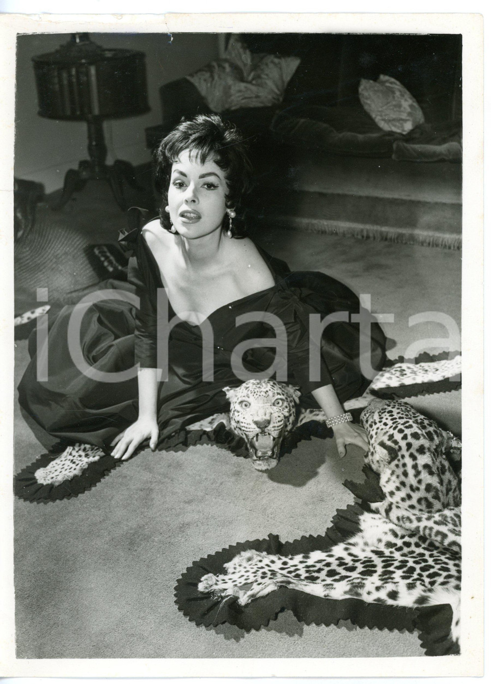 1957 LONDON Mara LANE sdraiata su tappeto di leopardo *Foto 15x20 cm