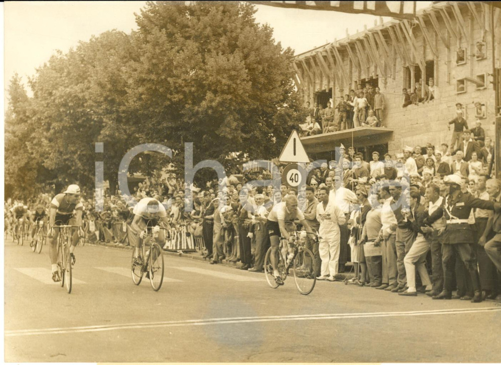 1960 TOUR DE FRANCE Traguardo tappa AIX-LES-BAINS - THONON-LES-BAINS *Foto  Fotografia d'epoca con didascalia coeva.Sono visibili i ciclisti Bisilliat, Manzanesque e Milesi.  CONDIZIONI: poor (alone diffuso e piccole rigature al margine superiore) FORMATO: 18x13 cm     originale e autentica 1