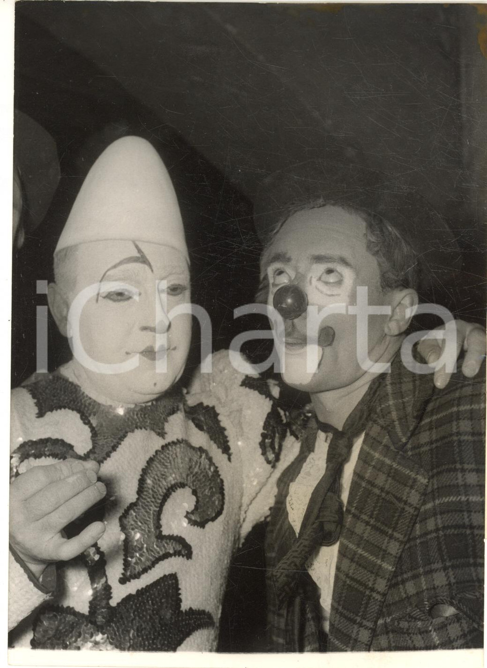 1956 PARIS CIRQUE MEDRANO Roger HASSENFORDER travestito da clown - Foto 13x18  Fotografia d'epoca, con didascalia coeva al verso.  CONDIZIONI: FAIR (piegature al lato destro)FORMATO: 13x18 cm     originale e autentica 1