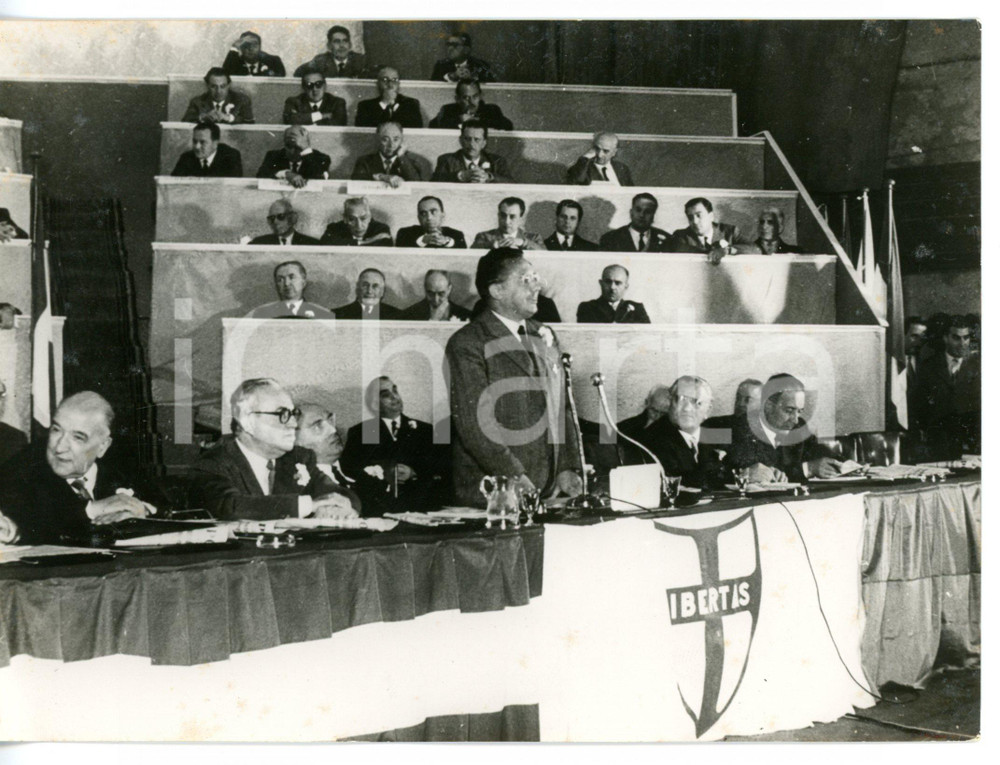 1956 TRENTO Congresso DC - Discorso di Tullio ODORIZZI in memoria di DE GASPERI Fotografia d'epoca con didascalia coeva al verso. CONDIZIONI: FAIR (lievi graffi)FORMATO: 18x13 cm     originale e autentica 1