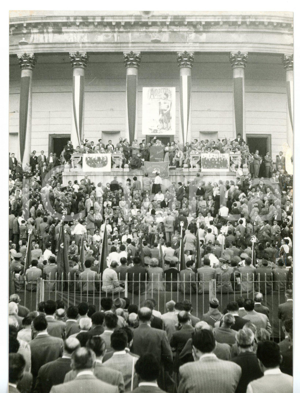 1956 ARENA DI MILANO - AVANTI! Pietro NENNI parla alla folla *Foto 18x13 cm Fotografia d'epoca con didascalia coeva al verso. CONDIZIONI: GFORMATO: 18x13 cm     originale e autentica 1