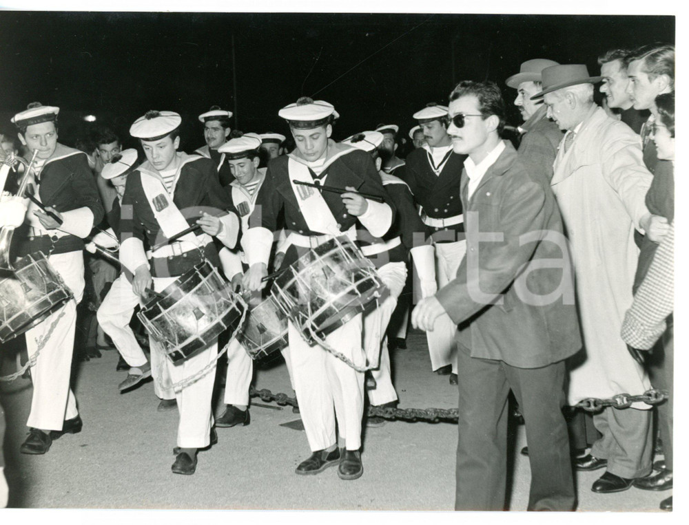 1958 PRINCIPATO DI MONACO Parata per la nascita del principe Alberto *Foto 18x13 Fotografia d'epoca con didascalia coeva al verso. CONDIZIONI: GFORMATO: 18x13 cm     originale e autentica 1