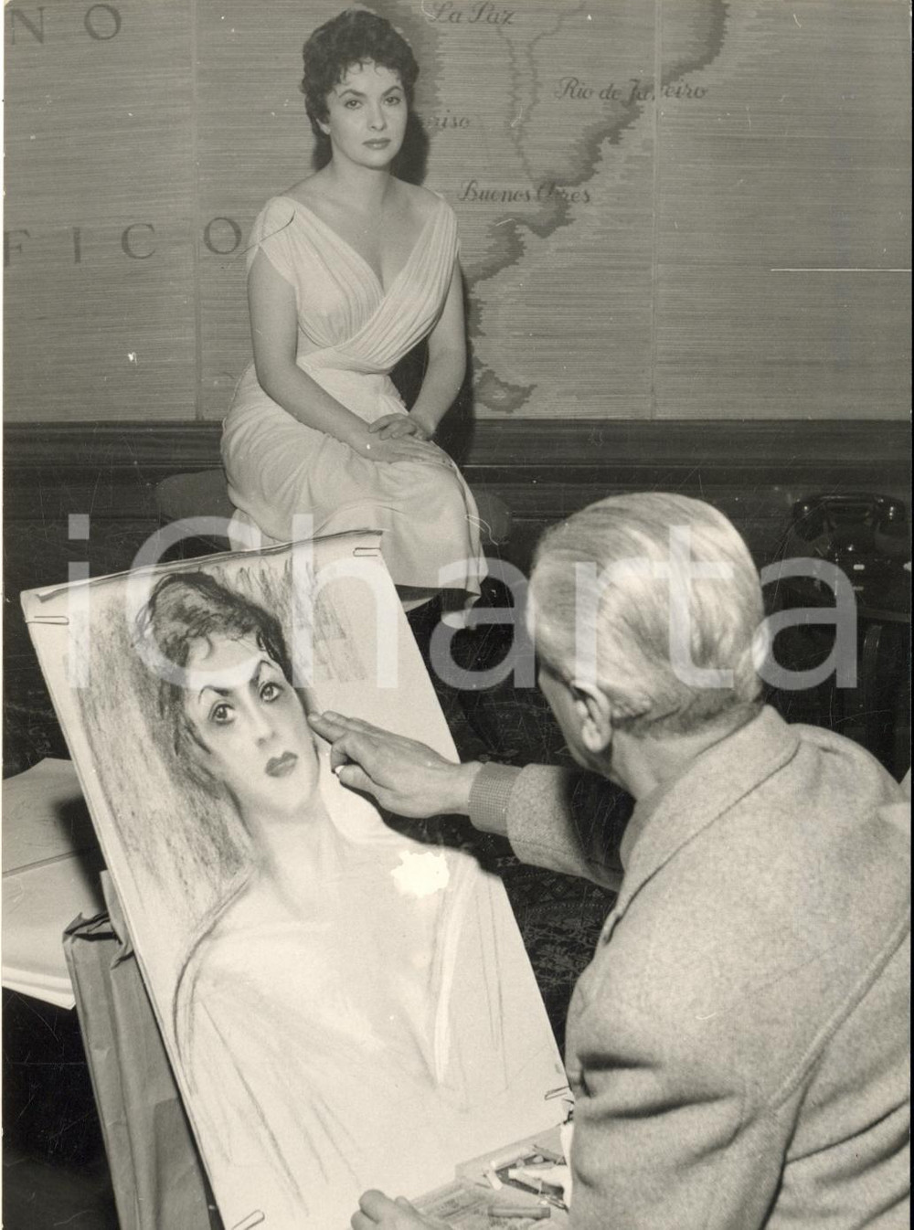 1955 MILANO Hotel Principe di Savoia - Gina LOLLOBRIGIDA in posa per i pittori 