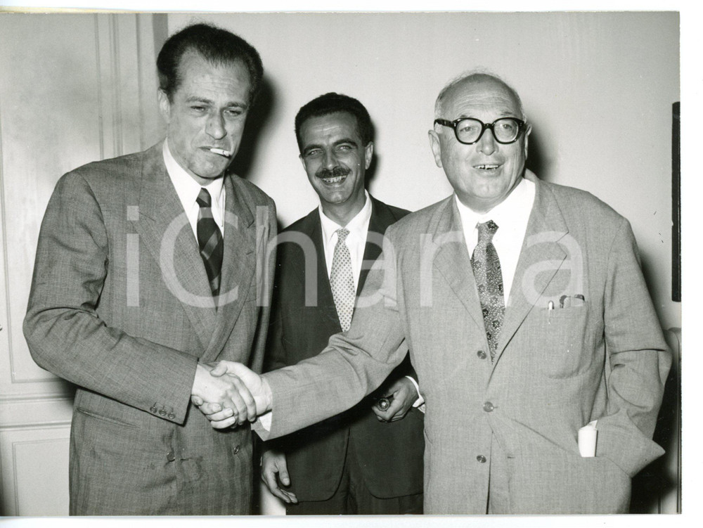 1956 ROMA Pietro NENNI stringe la mano a Giacomo MATTEOTTI *Foto 18x13 cm Fotografia d'epoca con didascalia coeva al verso. CONDIZIONI: GFORMATO: 18x13 cm     originale e autentica 1